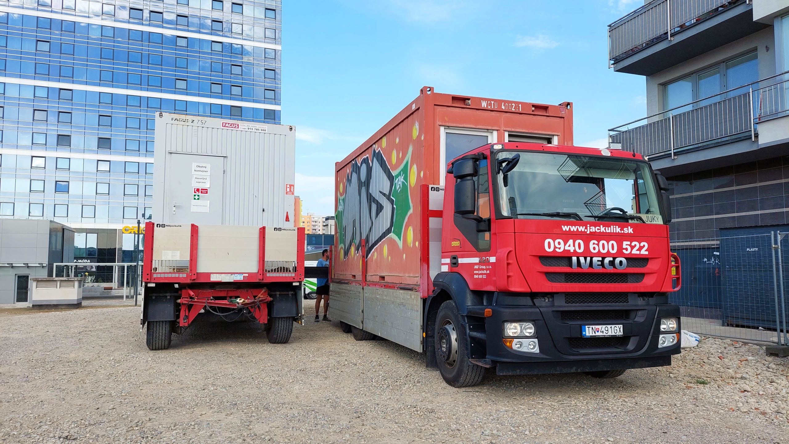 Auto s vlekom a hydraulickou rukou