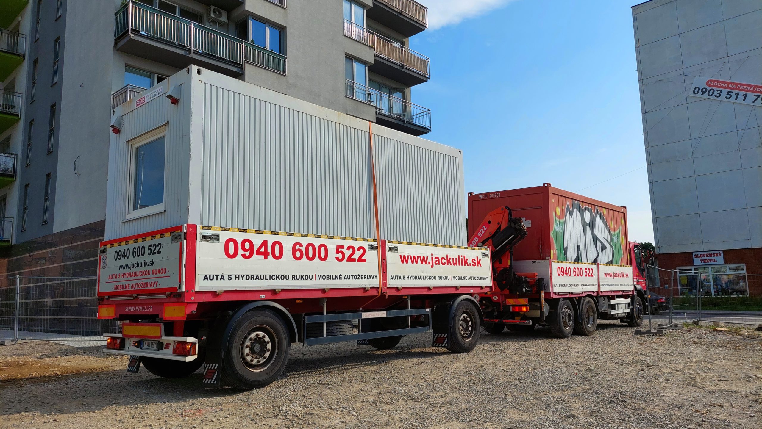 Auto s vlekom a hydraulickou rukou