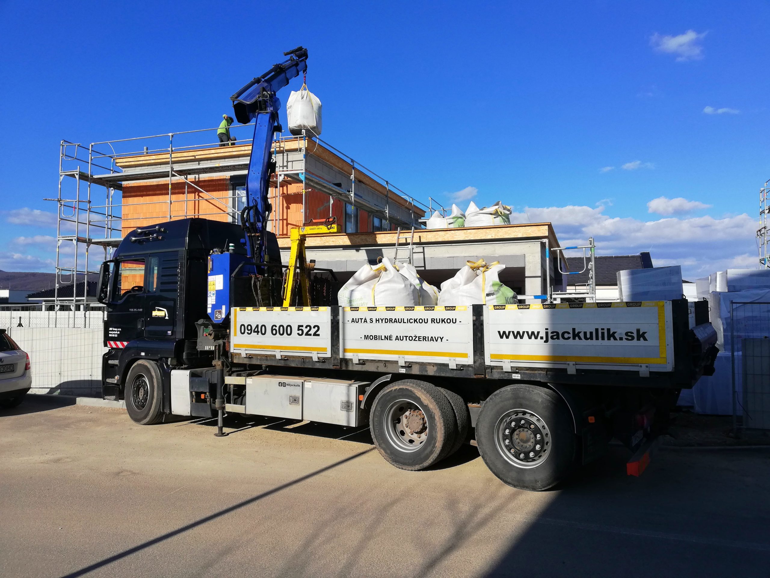 Auto s hydraulickou rukou