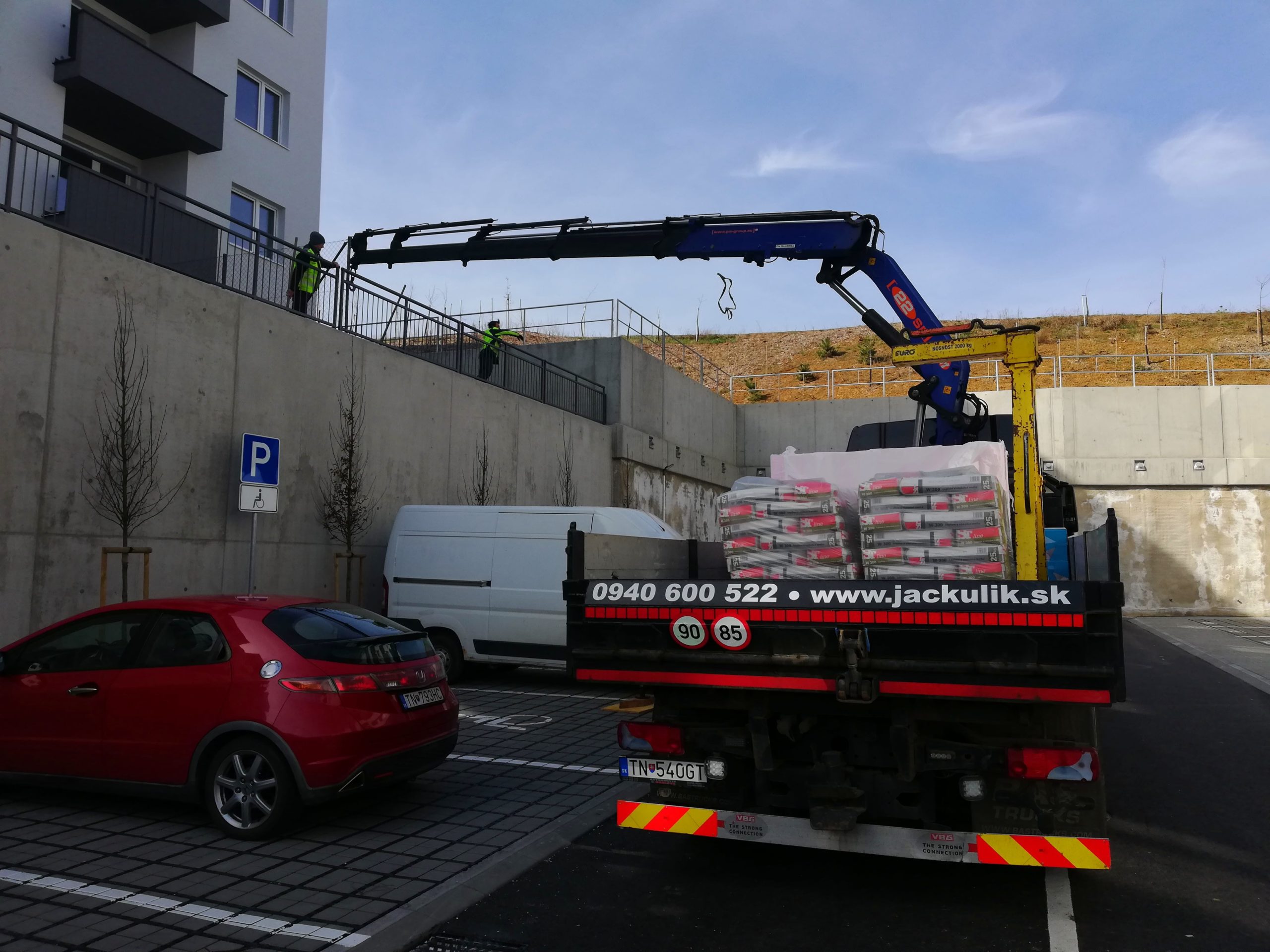 Auto s rukou Trenčín