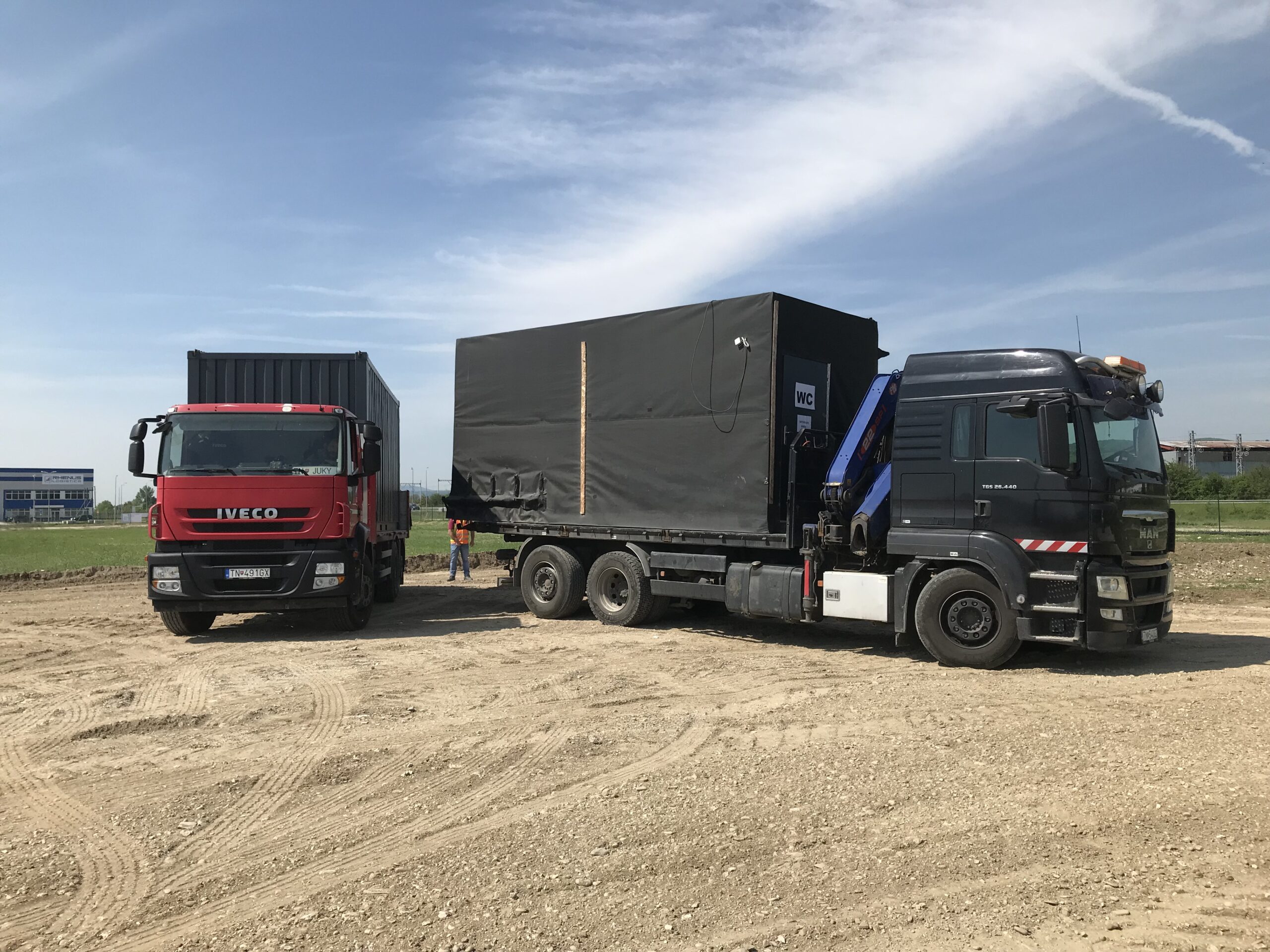 Auto s hydraulickou rukou