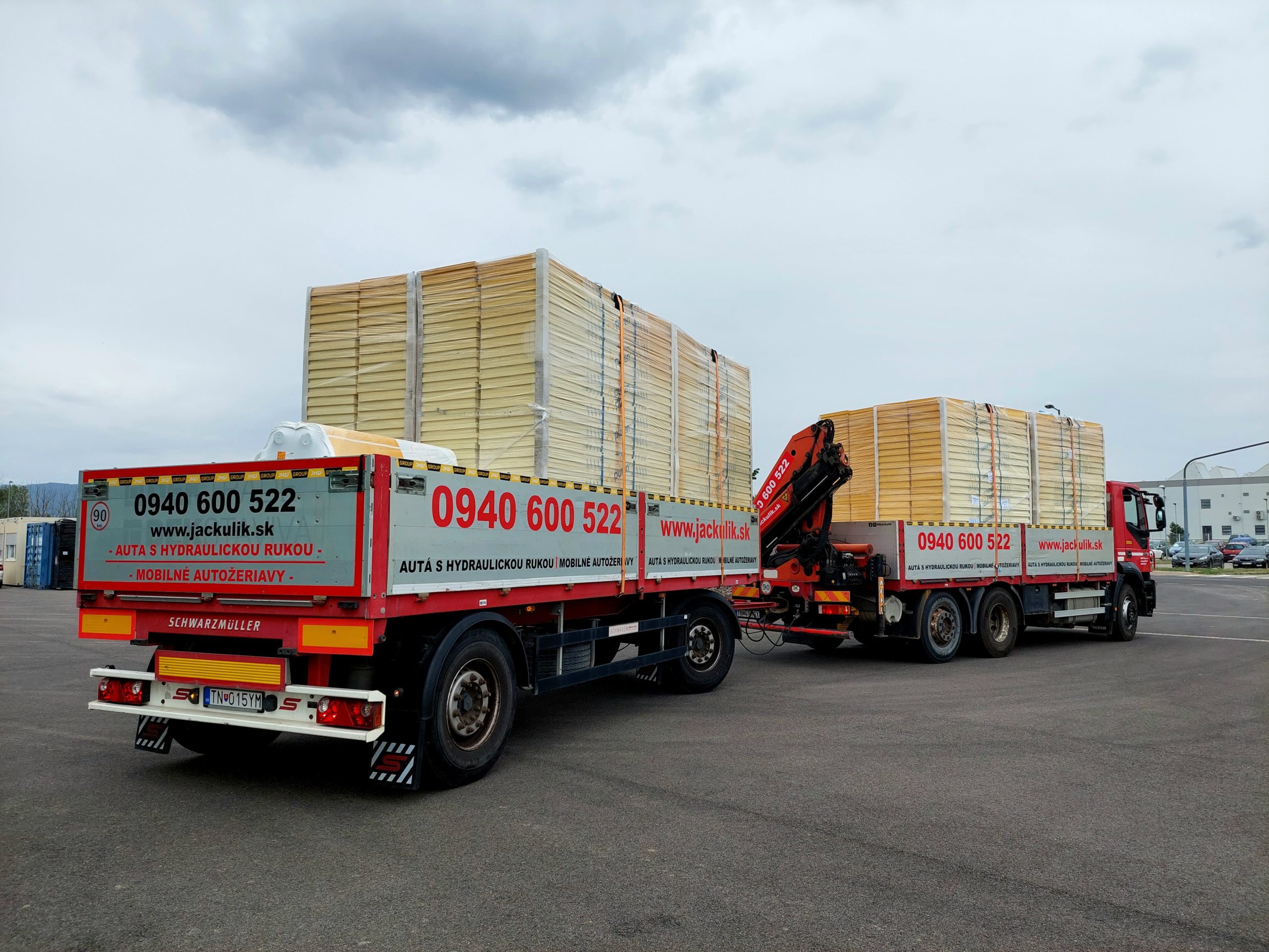IVECO s hydraulickou rukou Palfinger PKK15500 a prívesom